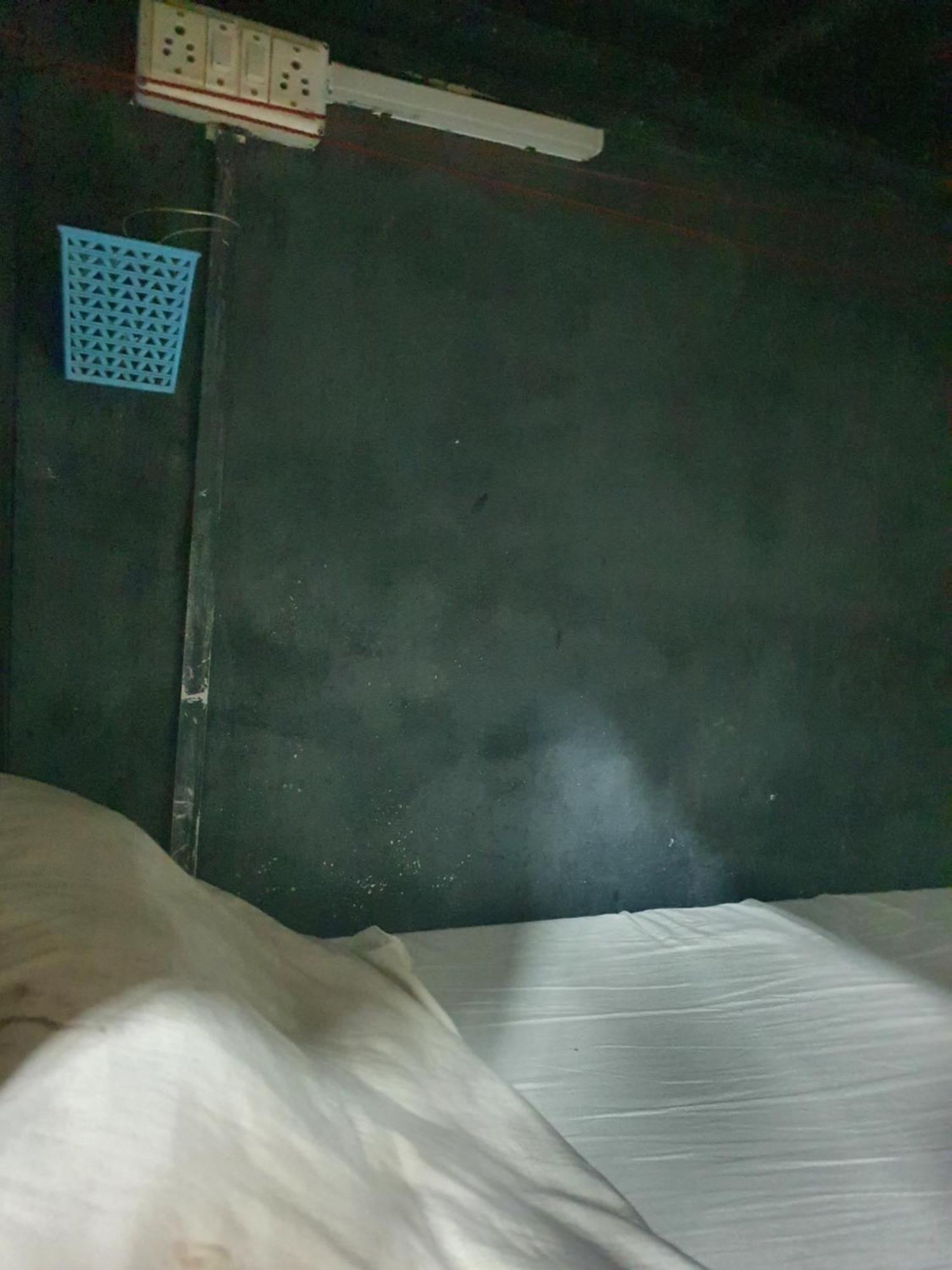 Bapuji Dormitory Hostel ムンバイ エクステリア 写真