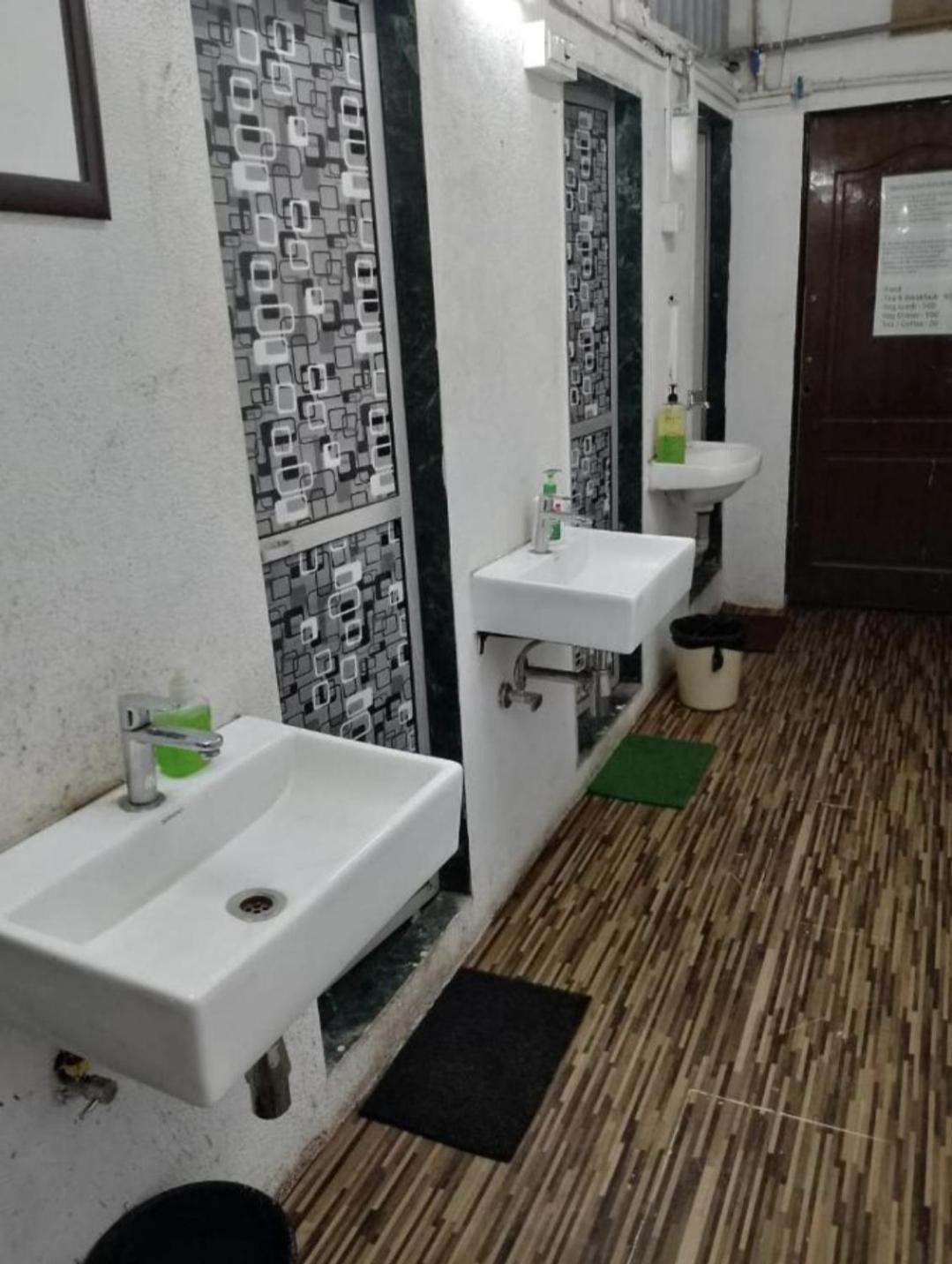 Bapuji Dormitory Hostel ムンバイ エクステリア 写真