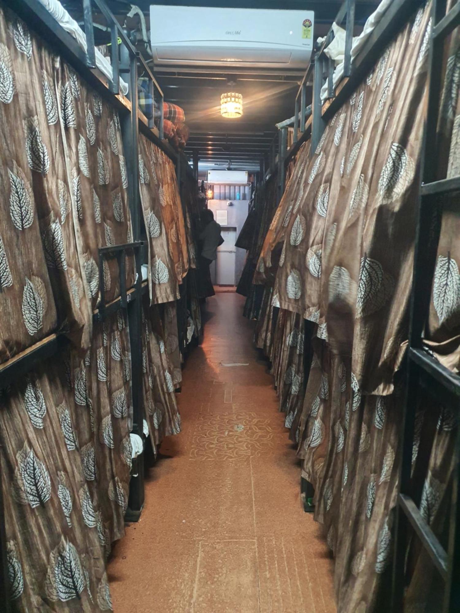 Bapuji Dormitory Hostel ムンバイ エクステリア 写真