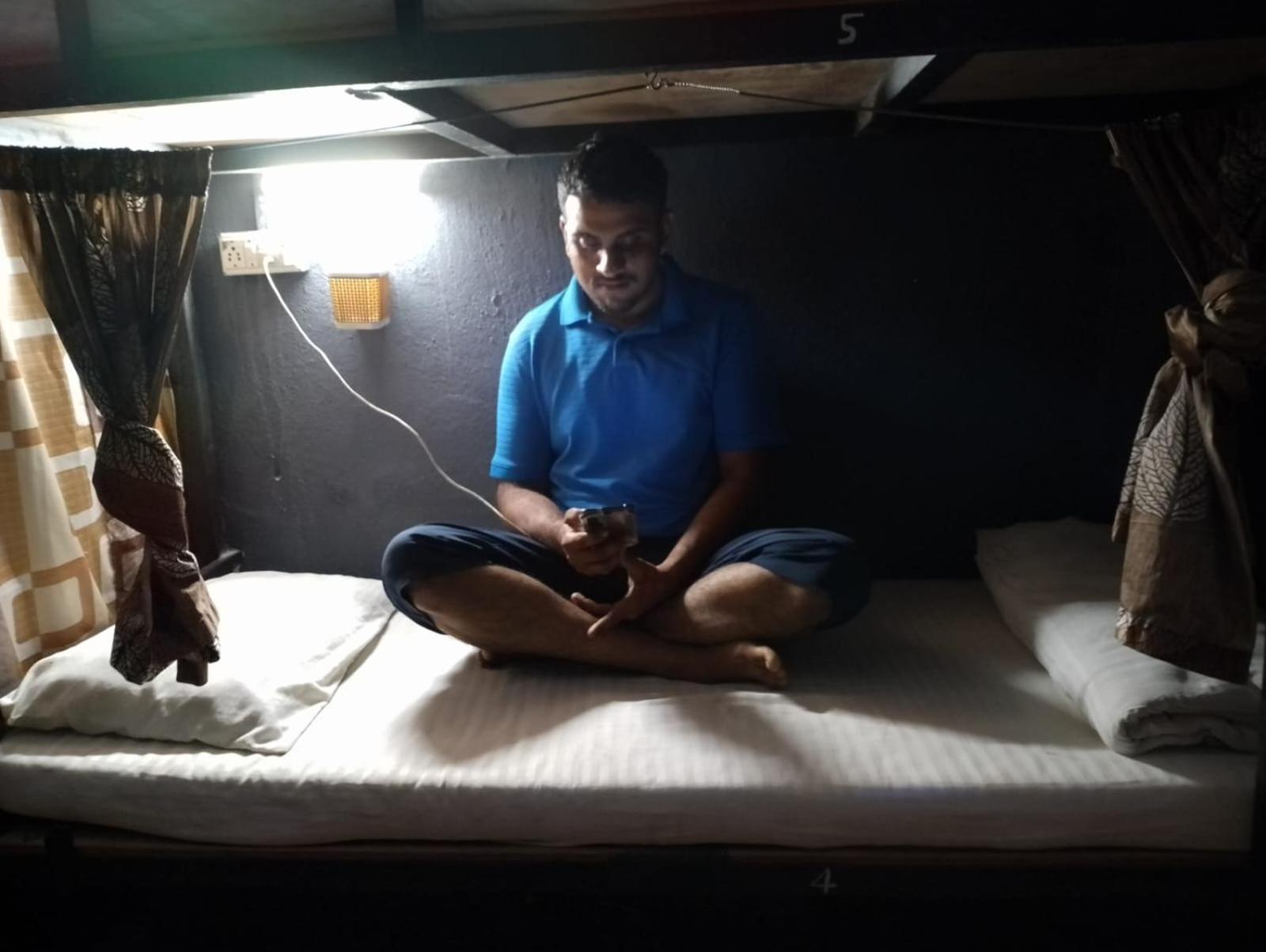 Bapuji Dormitory Hostel ムンバイ エクステリア 写真