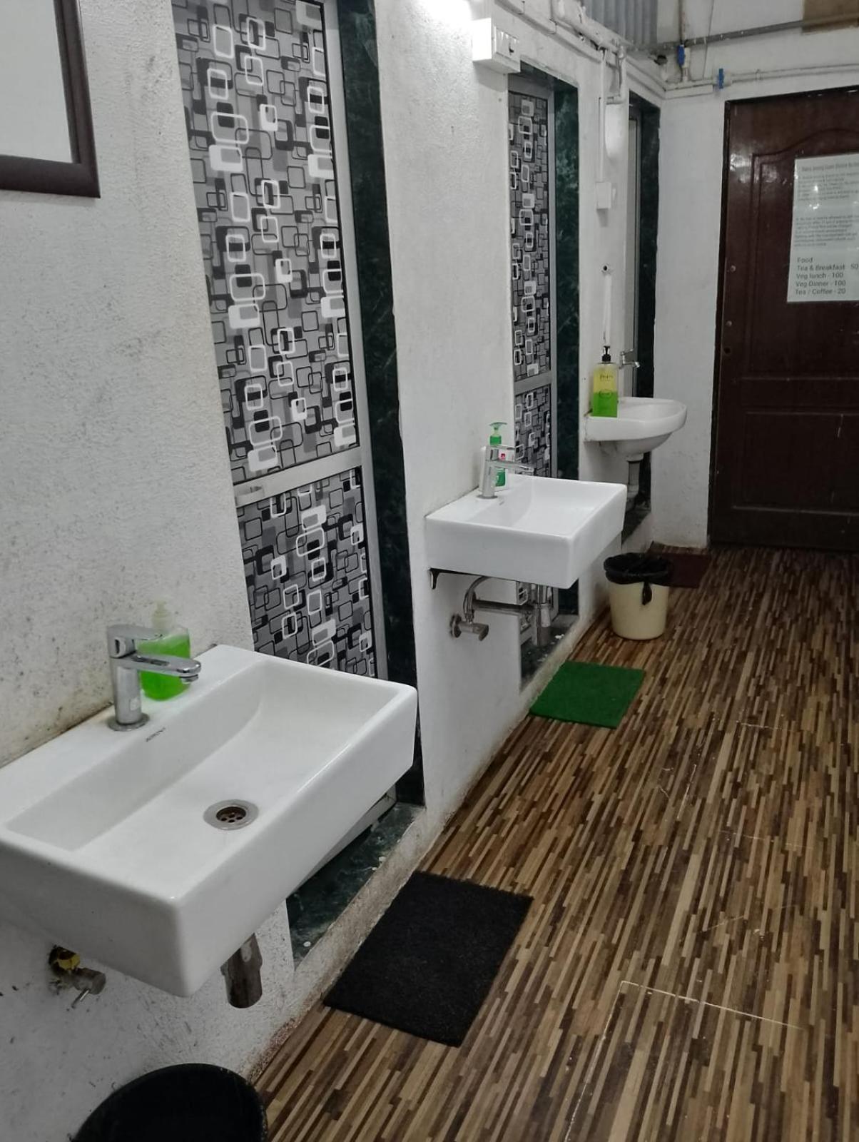 Bapuji Dormitory Hostel ムンバイ エクステリア 写真